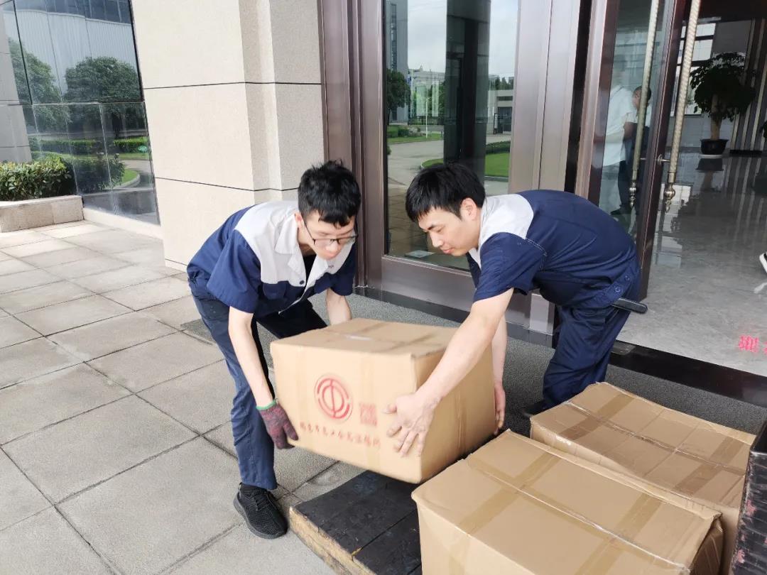 “夏日送清凉”，bevictor伟德官网向生产一线员工分发市总工会夏日慰问品